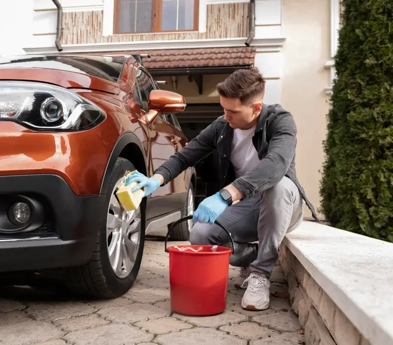 Lavage auto à domicile Coussay-les-Bois : professionnel intervenant sur un véhicule
